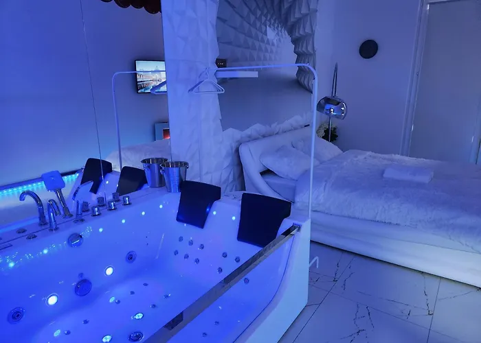 Apartment House: With Jacuzzi, Prosecco & Wellness Facilities Warsaw