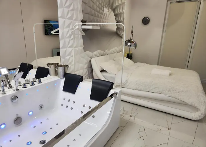 Apartment House: With Jacuzzi, Prosecco & Wellness Facilities *