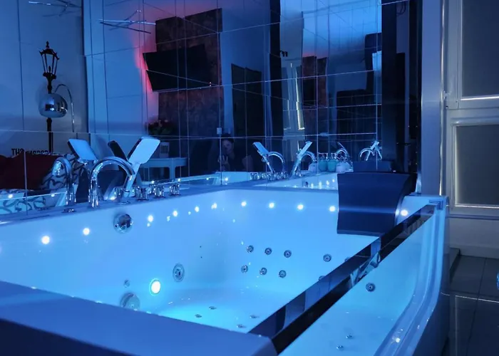 Apartment House: With Jacuzzi, Prosecco & Wellness Facilities *