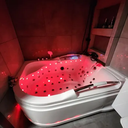 Apartment House: With Jacuzzi, Prosecco & Wellness Facilities *
